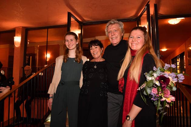Sigmar Sollbach mit Ehefrau Claudia und Enkelin (l) und Nichte Anna Kretschmar Premiere Der Abschiedsbrief Komödie im Hotel Bayerischen Hof Theater München 12. März 2026