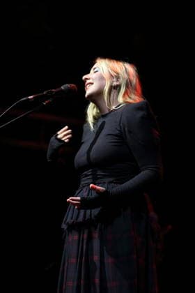 Katie Stelmanis alias Austra bei einem Konzert im Kesselhaus in Berlin, 12. März 2026. Austra Konzert Berlin