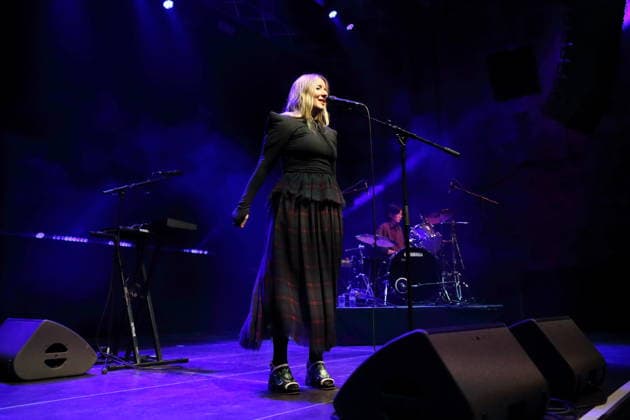 Katie Stelmanis alias Austra bei einem Konzert im Kesselhaus in Berlin, 12. März 2026. Austra Konzert Berlin