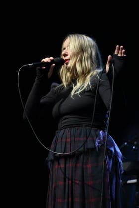 Katie Stelmanis alias Austra bei einem Konzert im Kesselhaus in Berlin, 12. März 2026. Austra Konzert Berlin