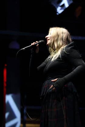 Katie Stelmanis alias Austra bei einem Konzert im Kesselhaus in Berlin, 12. März 2026. Austra Konzert Berlin