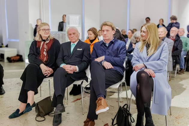 12.03.2026. Düsseldorf. Fotografie-Ausstellung von Heinz Mack im Düsseldorfer ZERO-Haus. Das fotografische Werk von Heinz Mack ist in der Öffentlichkeit so gut wie unbekannt. Daher setzt die Ausstellung der ZERO foundation in Zusammenarbeit mit der MACK FOUNDATION zum ersten Mal den Fokus auf dieses Medium, welches der Künstler in weiten Teilen als dokumentarisch betrachtet hat. Aber es gibt Ausnahmen, die in dieser Ausstellung zu sehen sind. Hier (l-r): Eheleute Ute und Heinz Mack, Schwiegersohn Marc Mack sowie Dr. Sophia Sotke (Mack foundation) Düsseldorf ZERO foundation, Hüttenstr. Nordrhein-Westfalen Deutschland