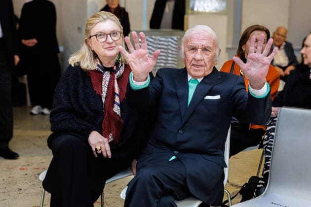 12.03.2026. Düsseldorf. Fotografie-Ausstellung von Heinz Mack im Düsseldorfer ZERO-Haus. Das fotografische Werk von Heinz Mack ist in der Öffentlichkeit so gut wie unbekannt. Daher setzt die Ausstellung der ZERO foundation in Zusammenarbeit mit der MACK FOUNDATION zum ersten Mal den Fokus auf dieses Medium, welches der Künstler in weiten Teilen als dokumentarisch betrachtet hat. Aber es gibt Ausnahmen, die in dieser Ausstellung zu sehen sind. Hier: Heinz Mack mit Ehefrau Ute Düsseldorf ZERO foundation, Hüttenstr. Nordrhein-Westfalen Deutschland