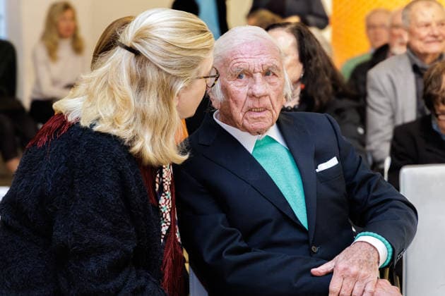 12.03.2026. Düsseldorf. Fotografie-Ausstellung von Heinz Mack im Düsseldorfer ZERO-Haus. Das fotografische Werk von Heinz Mack ist in der Öffentlichkeit so gut wie unbekannt. Daher setzt die Ausstellung der ZERO foundation in Zusammenarbeit mit der MACK FOUNDATION zum ersten Mal den Fokus auf dieses Medium, welches der Künstler in weiten Teilen als dokumentarisch betrachtet hat. Aber es gibt Ausnahmen, die in dieser Ausstellung zu sehen sind. Hier: Heinz Mack mit Ehefrau Ute Düsseldorf ZERO foundation, Hüttenstr. Nordrhein-Westfalen Deutschland