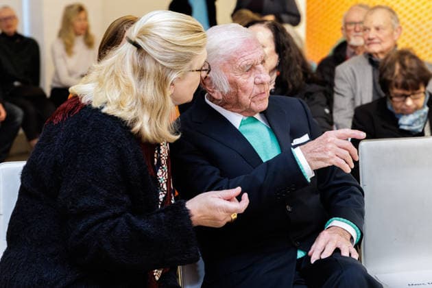 12.03.2026. Düsseldorf. Fotografie-Ausstellung von Heinz Mack im Düsseldorfer ZERO-Haus. Das fotografische Werk von Heinz Mack ist in der Öffentlichkeit so gut wie unbekannt. Daher setzt die Ausstellung der ZERO foundation in Zusammenarbeit mit der MACK FOUNDATION zum ersten Mal den Fokus auf dieses Medium, welches der Künstler in weiten Teilen als dokumentarisch betrachtet hat. Aber es gibt Ausnahmen, die in dieser Ausstellung zu sehen sind. Hier: Heinz Mack mit Ehefrau Ute Düsseldorf ZERO foundation, Hüttenstr. Nordrhein-Westfalen Deutschland