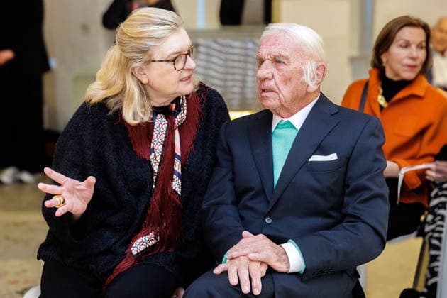 12.03.2026. Düsseldorf. Fotografie-Ausstellung von Heinz Mack im Düsseldorfer ZERO-Haus. Das fotografische Werk von Heinz Mack ist in der Öffentlichkeit so gut wie unbekannt. Daher setzt die Ausstellung der ZERO foundation in Zusammenarbeit mit der MACK FOUNDATION zum ersten Mal den Fokus auf dieses Medium, welches der Künstler in weiten Teilen als dokumentarisch betrachtet hat. Aber es gibt Ausnahmen, die in dieser Ausstellung zu sehen sind. Hier: Heinz Mack mit Ehefrau Ute Düsseldorf ZERO foundation, Hüttenstr. Nordrhein-Westfalen Deutschland