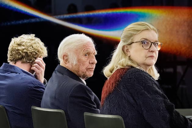 12.03.2026. Düsseldorf. Fotografie-Ausstellung von Heinz Mack im Düsseldorfer ZERO-Haus. Das fotografische Werk von Heinz Mack ist in der Öffentlichkeit so gut wie unbekannt. Daher setzt die Ausstellung der ZERO foundation in Zusammenarbeit mit der MACK FOUNDATION zum ersten Mal den Fokus auf dieses Medium, welches der Künstler in weiten Teilen als dokumentarisch betrachtet hat. Aber es gibt Ausnahmen, die in dieser Ausstellung zu sehen sind. Hier (l-r): Schwiegersohn Marc Mack, Heinz Mack und Ehefrau Ute Düsseldorf ZERO foundation, Hüttenstr. Nordrhein-Westfalen Deutschland