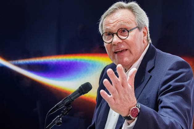 12.03.2026. Düsseldorf. Fotografie-Ausstellung von Heinz Mack im Düsseldorfer ZERO-Haus. Das fotografische Werk von Heinz Mack ist in der Öffentlichkeit so gut wie unbekannt. Daher setzt die Ausstellung der ZERO foundation in Zusammenarbeit mit der MACK FOUNDATION zum ersten Mal den Fokus auf dieses Medium, welches der Künstler in weiten Teilen als dokumentarisch betrachtet hat. Aber es gibt Ausnahmen, die in dieser Ausstellung zu sehen sind. Hier: Detlef Hunsdiek, Vorsitzender des Freundeskreises der ZERO foundation e.V. Düsseldorf ZERO foundation, Hüttenstr. Nordrhein-Westfalen Deutschland