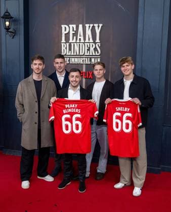 Kino, Filmpremiere von Peaky Blinders, The Immortal Man im Kino International in Berlin, im Bild v. l. Torwart Carl Klaus (1. FC Union Berlin) , Andrej Ilic (1. FC Union Berlin), Josip Juranovic (1. FC Union Berlin), Andras Schäfer (1. FC Union), Aljoscha Kemlein (1. FC Union Berlin) mit Trikots mit den Flocks 66 sowie Peaky Blinders und Shelby 12.03. 2026, Copyright: xMatthiasxKochx