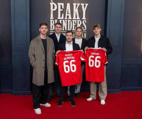Kino, Filmpremiere von Peaky Blinders, The Immortal Man im Kino International in Berlin, im Bild v. l. Torwart Carl Klaus (1. FC Union Berlin) , Andrej Ilic (1. FC Union Berlin), Josip Juranovic (1. FC Union Berlin), Andras Schäfer (1. FC Union), Aljoscha Kemlein (1. FC Union Berlin) mit Trikots mit den Flocks 66 sowie Peaky Blinders und Shelby 12.03. 2026, Copyright: xMatthiasxKochx