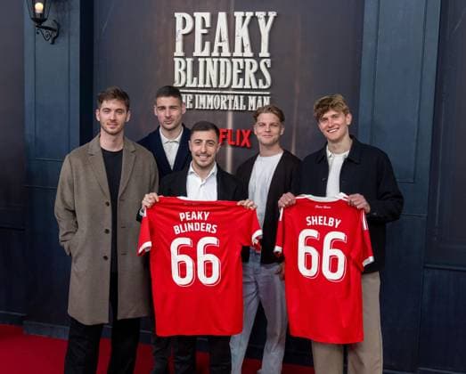 Kino, Filmpremiere von Peaky Blinders, The Immortal Man im Kino International in Berlin, im Bild v. l. Torwart Carl Klaus (1. FC Union Berlin) , Andrej Ilic (1. FC Union Berlin), Josip Juranovic (1. FC Union Berlin), Andras Schäfer (1. FC Union), Aljoscha Kemlein (1. FC Union Berlin) mit Trikots mit den Flocks 66 sowie Peaky Blinders und Shelby 12.03. 2026, Copyright: xMatthiasxKochx