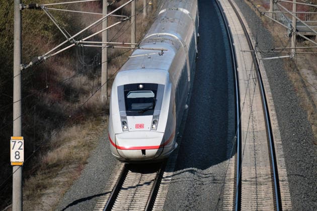 Einblicke bei einer Bahnfahrt mit Start in Goettingen Hbf nach Hannover Hbf auf der ICE Strecke bei Northeim. Zugreise in Deutschland mit der Bahn im ICE.