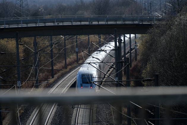 Einblicke bei einer Bahnfahrt mit Start in Goettingen Hbf nach Hannover Hbf auf der ICE Strecke bei Northeim. Zugreise in Deutschland mit der Bahn im ICE.