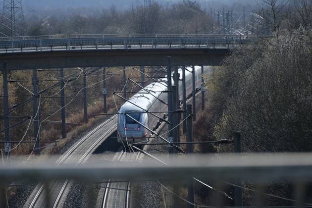Einblicke bei einer Bahnfahrt mit Start in Goettingen Hbf nach Hannover Hbf auf der ICE Strecke bei Northeim. Zugreise in Deutschland mit der Bahn im ICE.