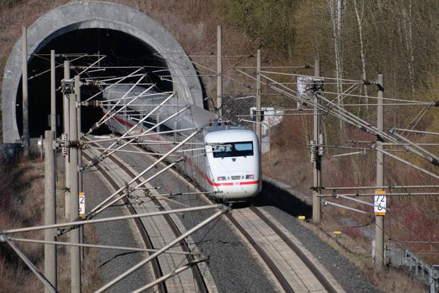 Einblicke bei einer Bahnfahrt mit Start in Goettingen Hbf nach Hannover Hbf auf der ICE Strecke bei Northeim. Zugreise in Deutschland mit der Bahn im ICE.