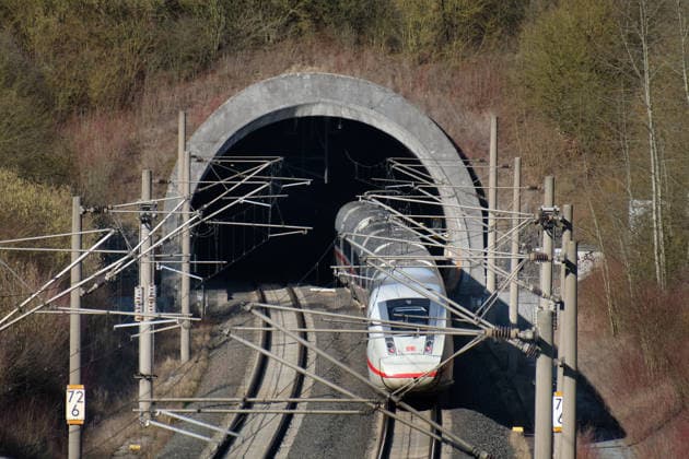 Einblicke bei einer Bahnfahrt mit Start in Goettingen Hbf nach Hannover Hbf auf der ICE Strecke bei Northeim. Zugreise in Deutschland mit der Bahn im ICE.
