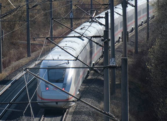 Einblicke bei einer Bahnfahrt mit Start in Goettingen Hbf nach Hannover Hbf auf der ICE Strecke bei Northeim. Zugreise in Deutschland mit der Bahn im ICE.