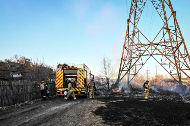 Russian troops strike Zaporizhzhia with guided aerial bombs Rescue workers operate at the site of a fire that breaks out following a Russian strike with guided aerial bombs on residential areas in Zaporizhzhia, Ukraine, on March 11, 2026. Russian forces attack residential areas of the city, injuring 12 people, including four children Zaporizhzhia Ukraine  Copyright: xDmytroxSmolienkox originalFilename: ukrinform-russiant260312_npCDO.jpg