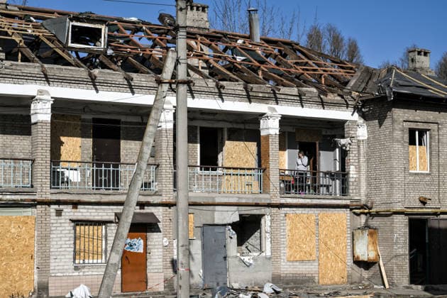 Russian troops strike Zaporizhzhia with guided aerial bombs A woman talks on the phone on the balcony of an apartment building damaged by a Russian strike with guided aerial bombs in Zaporizhzhia, Ukraine, on March 12, 2026. Russian forces attack residential areas of the city, injuring 12 people, including four children Zaporizhzhia Ukraine  Copyright: xDmytroxSmolienkox originalFilename: ukrinform-russiant260312_nppzJ.jpg