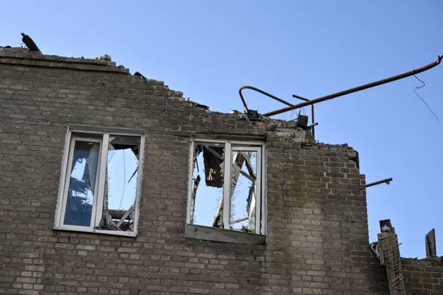Russian troops strike Zaporizhzhia with guided aerial bombs A residential building damaged by a Russian strike with guided aerial bombs is seen in Zaporizhzhia, Ukraine, on March 12, 2026. Russian forces attack residential areas of the city, injuring 12 people, including four children Zaporizhzhia Ukraine  Copyright: xDmytroxSmolienkox originalFilename: ukrinform-russiant260312_npNB1.jpg
