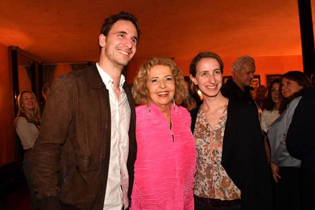 Schwiegersohn William McGehee, Michaela May und Tochter Lilian Schiffer bei Der Abschiedsbrief Theater Premiere am 12.03.2026 in der Komoedie Bayerischer Hof in Muenchen Der Abschiedsbrief Premiere in der Komoedie im Hotel Bayerischer Hof in Muenchen