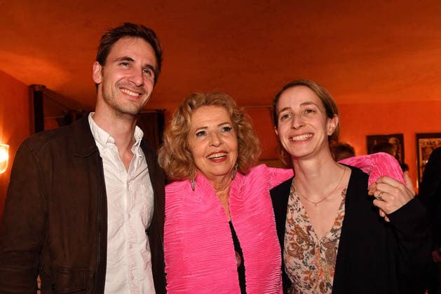 Schwiegersohn William McGehee, Michaela May und Tochter Lilian Schiffer bei Der Abschiedsbrief Theater Premiere am 12.03.2026 in der Komoedie Bayerischer Hof in Muenchen Der Abschiedsbrief Premiere in der Komoedie im Hotel Bayerischer Hof in Muenchen