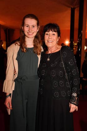 Claudia Solbach mit Enkelin Lea bei Der Abschiedsbrief Theater Premiere am 12.03.2026 in der Komoedie Bayerischer Hof in Muenchen Der Abschiedsbrief Premiere in der Komoedie im Hotel Bayerischer Hof in Muenchen