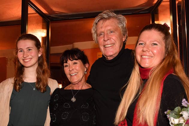 Sigmar Solbach und seine Ehefrau Claudia Solbach mit Enkelin Lea und Nichte Anna Kretschmar bei Der Abschiedsbrief Theater Premiere am 12.03.2026 in der Komoedie Bayerischer Hof in Muenchen Der Abschiedsbrief Premiere in der Komoedie im Hotel Bayerischer Hof in Muenchen