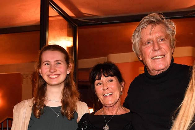 Sigmar Solbach und seine Ehefrau Claudia Solbach mit Enkelin Lea bei Der Abschiedsbrief Theater Premiere am 12.03.2026 in der Komoedie Bayerischer Hof in Muenchen Der Abschiedsbrief Premiere in der Komoedie im Hotel Bayerischer Hof in Muenchen
