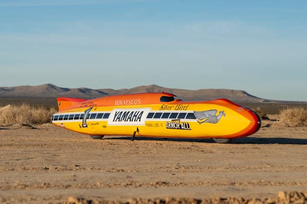 Record-breaking 300mph motorcycle is heading under the hammer Story from Jam Press (Fastest Motorbike Sale) Pictured: 1975 Don Vesco Silver Bird Lightning Bolt. Record-breaking 300mph motorcycle is heading under the hammer A record-breaking motorcycle, which was the first to ever hit 300mph, is heading under the hammer. The iconic 1975 Don Vesco Silver Bird Lightning Bolt land speed motorcycle is looking for a new owner. The unique piece of motorbiking history set an international record of 303mph in 1975. The bike is kitted out with two Yamaha TZ750 engines, as reported by CreatorZine. It was built by Don Vesco to race on the Bonneville Salt Flats, in Utah, the USA. Three years after the Silver Bird broke the record, the racer tran  Copyright: xJamxPress MecumxAuctions