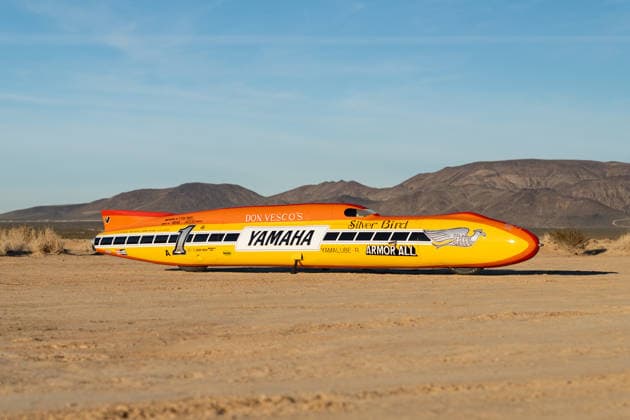 Record-breaking 300mph motorcycle is heading under the hammer Story from Jam Press (Fastest Motorbike Sale) Pictured: 1975 Don Vesco Silver Bird Lightning Bolt. Record-breaking 300mph motorcycle is heading under the hammer A record-breaking motorcycle, which was the first to ever hit 300mph, is heading under the hammer. The iconic 1975 Don Vesco Silver Bird Lightning Bolt land speed motorcycle is looking for a new owner. The unique piece of motorbiking history set an international record of 303mph in 1975. The bike is kitted out with two Yamaha TZ750 engines, as reported by CreatorZine. It was built by Don Vesco to race on the Bonneville Salt Flats, in Utah, the USA. Three years after the Silver Bird broke the record, the racer tran  Copyright: xJamxPress MecumxAuctions