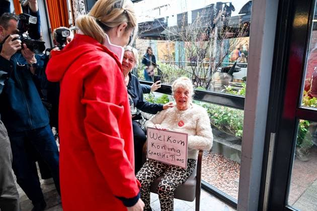 The Netherlands, 2026-03-13 11:34:20 HOOFDDORP, 13-03-2026, Residential care facility. King Willem Alexander and Queen Maxima assist with a volunteer activity for NLdoet, an initiative of the Orange Fund. NLdoet is taking place for the 22nd time this year. The Royal Couple is rolling up their sleeves at a residential care facility in Hoofddorp, where elderly and vulnerable people live with appropriate care and support. Here, together with residents and other volunteers, they are sprucing up the inner gardens. PHOTO: NLBeeld Patrick van Emst Credit: NL Beeld Patrick van Emst  Copyright: xx x