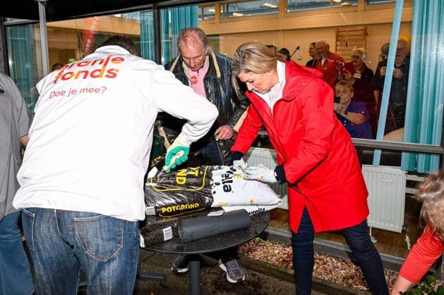 The Netherlands, 2026-03-13 11:38:31 HOOFDDORP, 13-03-2026, Residential care facility. King Willem Alexander and Queen Maxima assist with a volunteer activity for NLdoet, an initiative of the Orange Fund. NLdoet is taking place for the 22nd time this year. The Royal Couple is rolling up their sleeves at a residential care facility in Hoofddorp, where elderly and vulnerable people live with appropriate care and support. Here, together with residents and other volunteers, they are sprucing up the inner gardens. PHOTO: NLBeeld Patrick van Emst Credit: NL Beeld Patrick van Emst  Copyright: xx x