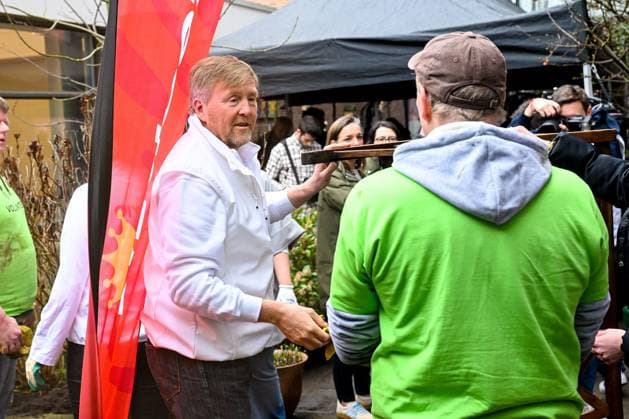 The Netherlands, 2026-03-13 11:43:36 HOOFDDORP, 13-03-2026, Residential care facility. King Willem Alexander and Queen Maxima assist with a volunteer activity for NLdoet, an initiative of the Orange Fund. NLdoet is taking place for the 22nd time this year. The Royal Couple is rolling up their sleeves at a residential care facility in Hoofddorp, where elderly and vulnerable people live with appropriate care and support. Here, together with residents and other volunteers, they are sprucing up the inner gardens. PHOTO: NLBeeld Patrick van Emst Credit: NL Beeld Patrick van Emst  Copyright: xx x
