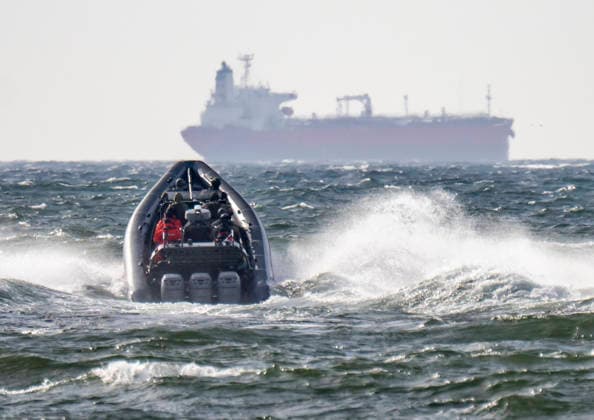 TRELLEBORG 2026-03-13 Insatsstyrkan och Kustbevakningen pa väg ut till det bordade fartyget Sea Owl I (t h) utanför Trelleborg pa fredagen. För andra gangen pa en vecka har Kustbevakningen och polisen bordat fartyg som misstänks tillhöra den ryska skuggflottan. Bada fartygen ligger nu för ankar utanför Trelleborg. TRELLEBORG SVERIGE x50090x *** TRELLEBORG 2026 03 13 The task force and the Coast Guard on their way out to the boarded ship Sea Owl I right outside Trelleborg on Friday For the second time in a week, the Coast Guard and the police have boarded ships suspected of belonging to the Russian shadow fleet Both ships are now at anchor off Trelleborg TRELLEBORG SWEDEN x50090x  Copyright: xJohanxNilssonx xTTx BORDADE FARTYG TRELLEBORG vNQPVacPCFc