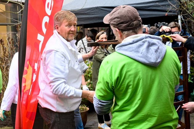King and Queen Maxima assist with volunteer activity NLdoet. Hoofddorp, the Netherlands. 13 Mar 2026 King Willem-Alexander assist with an NLdoet volunteer activity of the Orange Fund at a residential care facility in Hoofddorp. NLdoet is taking place for the 22nd time this year. Hoofddorp The Netherlands  Copyright: xNLBeeld PatrickxvanxEmstx