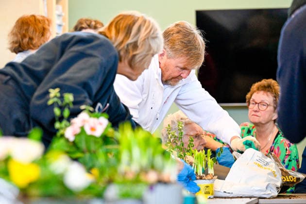 King and Queen Maxima assist with volunteer activity NLdoet. Hoofddorp, the Netherlands. 13 Mar 2026 King Willem-Alexander assist with an NLdoet volunteer activity of the Orange Fund at a residential care facility in Hoofddorp. NLdoet is taking place for the 22nd time this year. Hoofddorp The Netherlands  Copyright: xNLBeeld PatrickxvanxEmstx