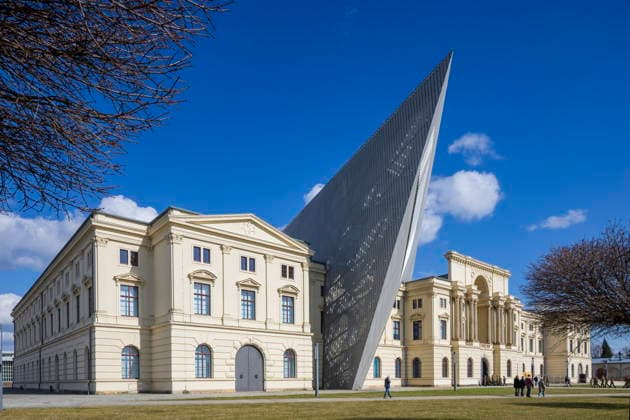 Militärhistorisches Museum der Bundeswehr Das Museum wurde nach Plänen von Daniel Libeskind umgebaut. In der Form eines Keils hatten die britischen Bomberverbände im Februar 1945 die Altstadt Dresdens angeflogen. Dresden Sachsen Deutschland *** Military History Museum of the German Armed Forces The museum was rebuilt according to plans by Daniel Libeskind In the shape of a wedge, the British bomber units flew into Dresdens old town in February 1945 Dresden Saxony Germany