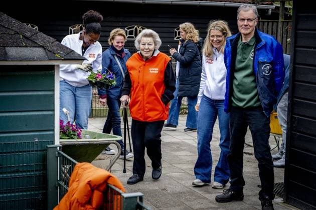 AMSTERDAM - Princess Beatrix bottles a lamb at a petting zoo. The princess worked here as part of the annual volunteer campaign NLdoet of the Orange Fund. ROBIN UTRECHT ANP netherlands out - belgium out  Copyright: xx x553225057x originalFilename: 553225057.jpg