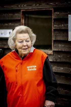 AMSTERDAM - Princess Beatrix bottles a lamb at a petting zoo. The princess worked here as part of the annual volunteer campaign NLdoet of the Orange Fund. ROBIN UTRECHT ANP netherlands out - belgium out  Copyright: xx x553225059x originalFilename: 553225059.jpg