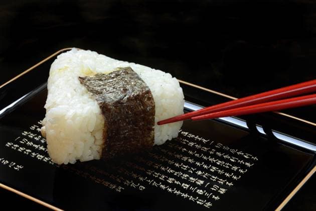 IMAGO Creative, Food, Japan, Onigiri Onigiri, japanischer Reis auf Tablett, Reisbällchen Onigiri, Japanese rice on tray, rice balls Copyright: imageBROKER JürgenxPfeiffer ibxjpf16970211.jpg