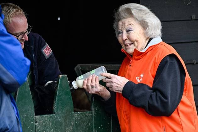 Princess Beatrix NLdoet Volunteer Day - Amsterdam Princess Beatrix participates in a volunteer activity for NLdoet by the Orange Fund. NLdoet is taking place for the 22nd time this year. Princess Beatrix helps care for the animals at a children s farm in Amsterdam. Amsterdam, Netherlands on March 13, 2026. Photo by Bruno Press ABACAPRESS.COM Amsterdam Netherlands  Copyright: xBrunoxPress ABACAx