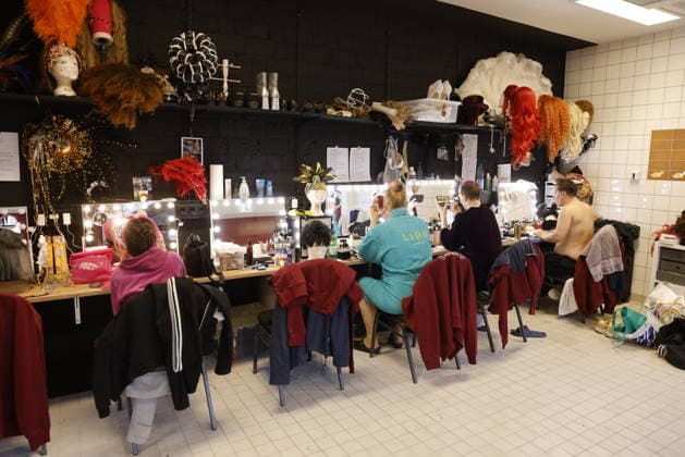 RECORD DATE NOT STATED 12.03.2026 Herne Revue Palast Ruhr Premiere der neunen Travestie Show - Like a Phoenix - im neuen Haus am Gysenberg . Künstler schminken sich Backstage in der Garderobe