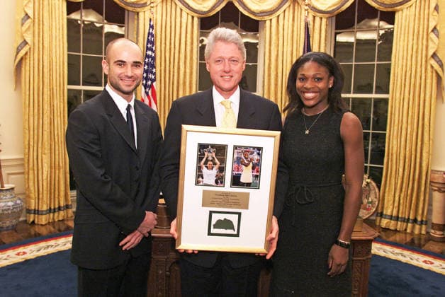 December 15, 1999 - Washington, District of Columbia, United States of America - United States President Bill Clinton meets with US Open Tennis Champions Andre Agassi and Serena Williams in the Oval Office of the White House in Washington, DC on December 15, 1999. From Left to Right: Andre Agassi, President Clinton, Serena Williams..Mandatory Credit: Ralph Alswang White House via CNP Copyright: xRalphxAlswangx Washington United States of America - ZUMA1072 19991215_zaa_s152_001 Copyright: xIMAGO RalphxAlswangx