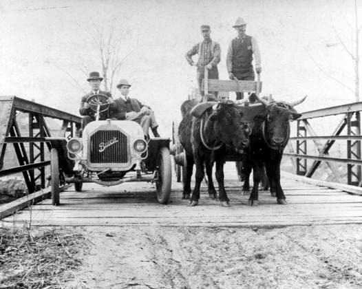 Aug 19, 1908 Standish, MI, USA Symbol of changing transportation eras, a Model 10 Buick passes a team of oxen on a bridge.. Copyright: xBuickx Standish USA - ZUMA1072 19080819_alm_d08_349 Copyright: xIMAGO Buickx