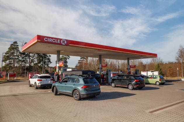 13.03.2026 - Deutsche Bürger tanken in Polen Kraftstoff in ihr Fahrzeug, weil die Preise pro Liter in Deutschland über zwei Euro liegen - Dobra Lubieszyn Westvorpommern Polen *** 13 03 2026 German citizens fill up their vehicles with fuel in Poland because the price per liter in Germany is over two euros Dobra Lubieszyn Western Pomerania Poland
