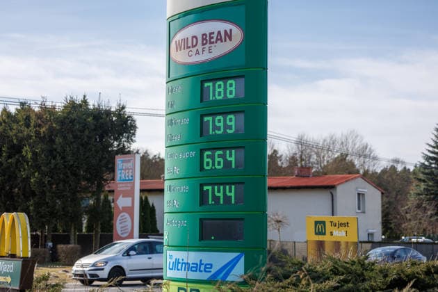 13.03.2026 - Deutsche Bürger tanken in Polen Kraftstoff in ihr Fahrzeug, weil die Preise pro Liter in Deutschland über zwei Euro liegen. Preistafel Dobra Lubieszyn Westvorpommern Polen *** 13 03 2026 German citizens fill up their vehicles with fuel in Poland because the price per liter in Germany is over two euros Price table Dobra Lubieszyn Western Pomerania Poland