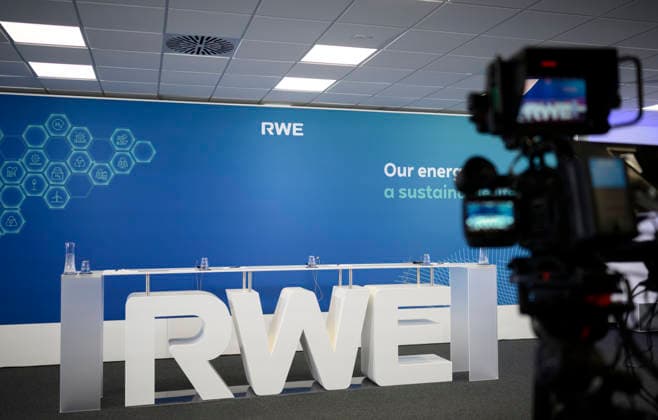 RWE Schriftzug im focus einer Videokamera. Bilanzpressekonferenz der RWE AG, am 12.03.2026 in Essen Deutschland. @ RWE Campus *** RWE lettering in the focus of a video camera Annual press conference of RWE AG, on 12 03 2026 in Essen Germany @ RWE Campus