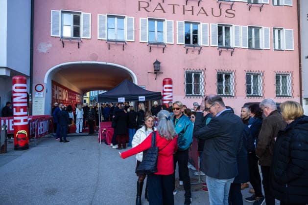 Datum: 13.03.26 Ort: Kitzbühel Er ist Kult blonde Haare, schwarze Sonnenbrille und eine unverwechselbare Jahrhundertstimme: Heino (87) blickt auf eine fast 70-jährige Karriere zurück. Doch nur wenige kennen die Geschichte hinter seiner berühmten dunklen Brille. Der Sänger, der bürgerlich Heinz Georg Kramm heißt, hat in seinem Leben über 55 Millionen Tonträger verkauft. Ob Schlager, Pop, Heavy Metal, Ballermann, Rap oder Klassik kaum ein Genre blieb ihm fremd. Bis heute steht der Kultstar auf der Bühne: Er tritt bei großen Festivals wie dem Parookaville vor Zehntausenden Fans genauso selbstverständlich auf wie bei klassischen Kirchenkonzerten, etwa in der Dresdner Kreuzkirche, oder bei Party-Auftritten im Bierkönig a xchristian esslerx