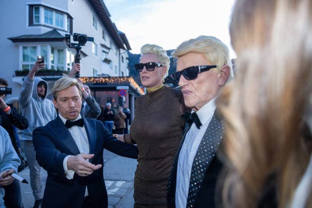 Datum: 13.03.26 Ort: Kitzbühel Im Bild: Helmut Werner, Brigitte Nielsen, Heino, Nicole Werner Er ist Kult blonde Haare, schwarze Sonnenbrille und eine unverwechselbare Jahrhundertstimme: Heino (87) blickt auf eine fast 70-jährige Karriere zurück. Doch nur wenige kennen die Geschichte hinter seiner berühmten dunklen Brille. Der Sänger, der bürgerlich Heinz Georg Kramm heißt, hat in seinem Leben über 55 Millionen Tonträger verkauft. Ob Schlager, Pop, Heavy Metal, Ballermann, Rap oder Klassik kaum ein Genre blieb ihm fremd. Bis heute steht der Kultstar auf der Bühne: Er tritt bei großen Festivals wie dem Parookaville vor Zehntausenden Fans genauso selbstverständlich auf wie bei klassischen Kirchenkonzerten, etwa in der xchristian esslerx